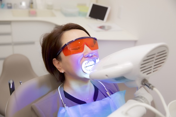 理想的な歯の白さを実現する「デュアルホワイトニング」とは？